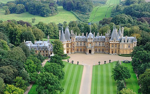 512px-Aerial_view_of_Waddesdon_Manor_from_the_north